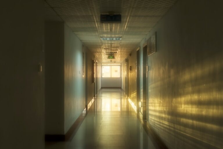 Kiedy lęk przed powrotem do biura staje się podstawą do wizyty u psychiatry? - okładka